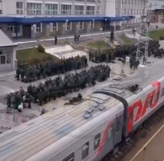 С вокзала Коврова мобилизованные мужчины массово отправились к зоне СВО