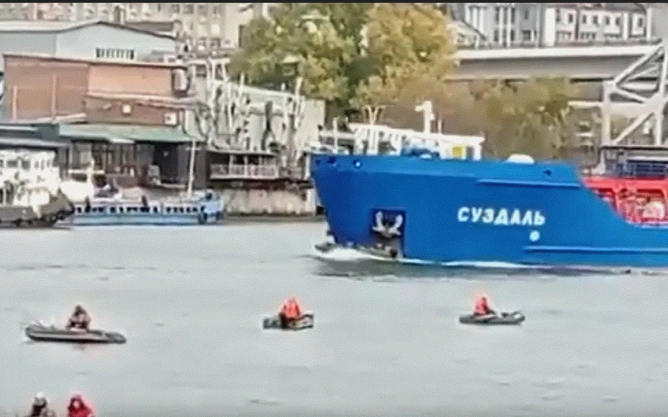 "Суздаль" протаранил рыбацкую лодку