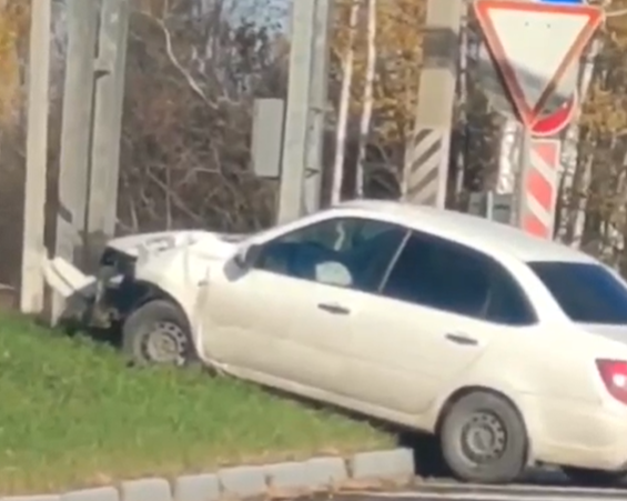 На выезде из Владимира легковушка влетела в столб
