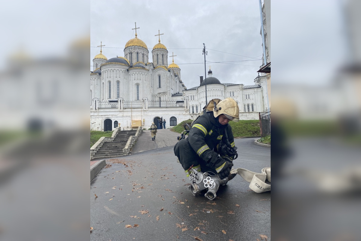 Владимирские спасатели провели учения по тушению пожаров в соборе и на нефтебазе