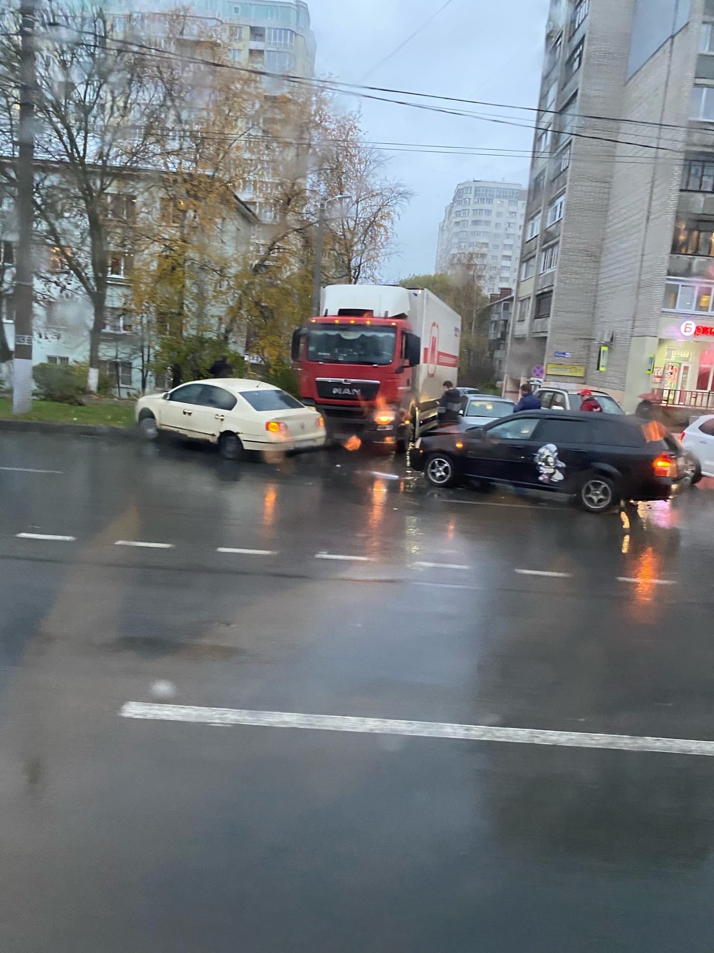 Во Владимире легковой автомобиль "встретился" со столбом