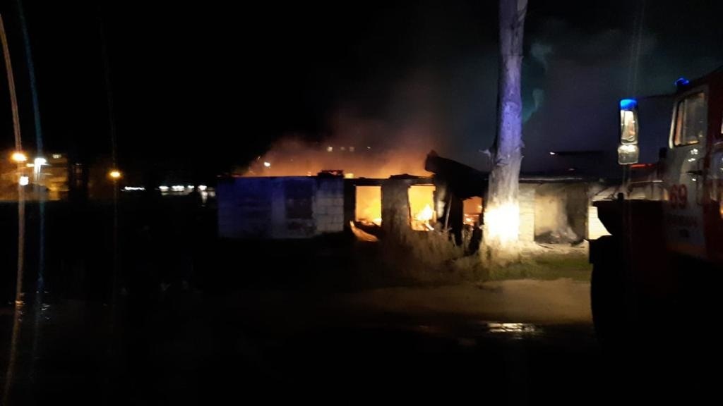В центре Владимира крупный пожар уничтожил 2 постройки и автомобиль