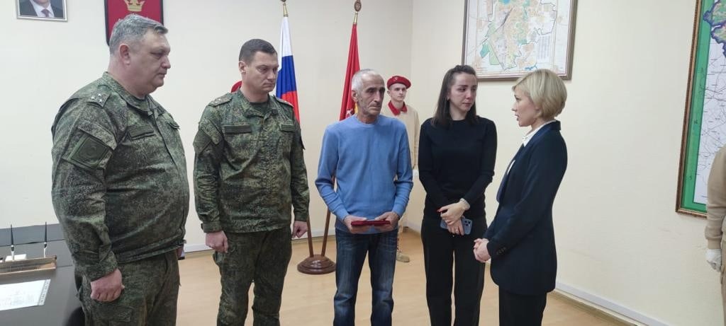 В Александровском районе отцу погибшего на Украине героя вручили Орден Мужества