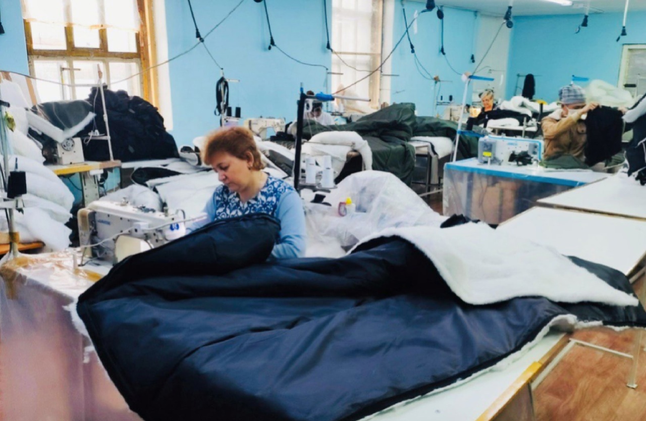 "Белошвейки" во Владимирской области шьют для мобилизованных спальные мешки