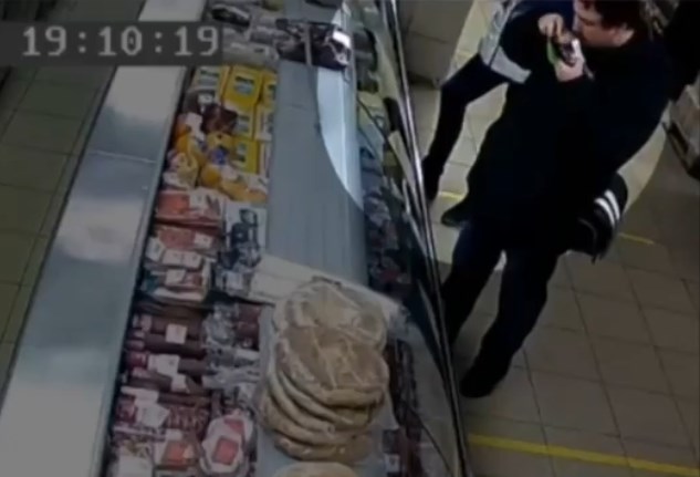 Житель Коврова в магазине нагло откусил мясной продукт и положил обратно
