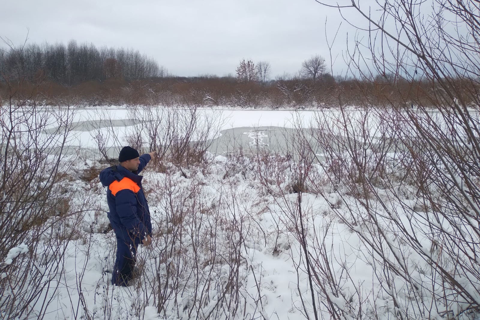 В Вязниках женщина побежала за своей собакой к реке и провалилась под лёд