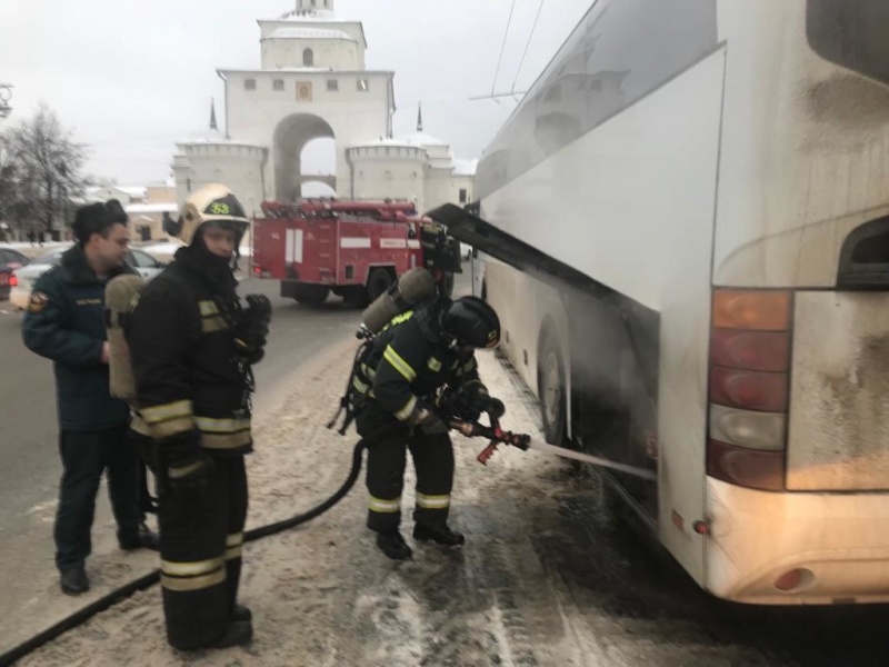 В центре Владимира пожарные тушили экскурсионный автобус