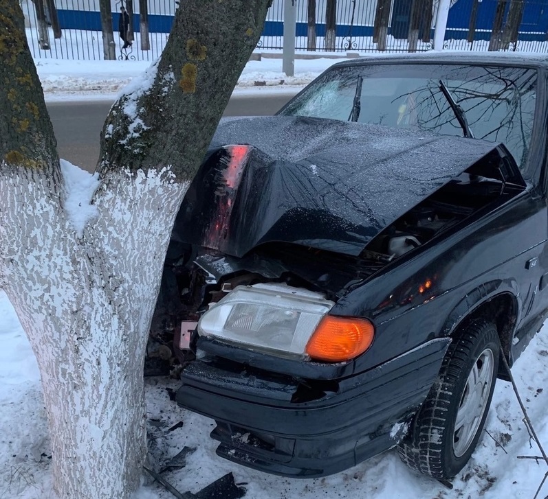 Во Владимире у Центрального парка легковушка врезалась в дерево
