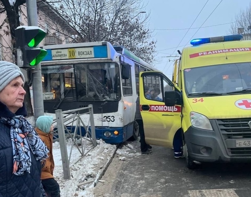 Во Владимире троллейбус вылетел с дороги и снес ограждение