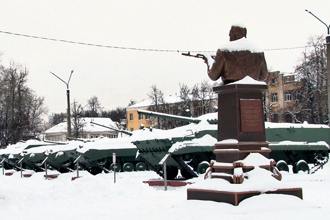 В Ковровском Парке экскаваторостроителей поставили бронетехнику