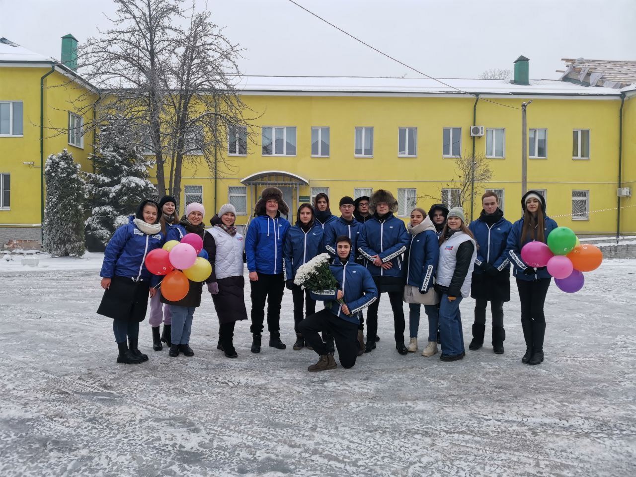 В День матери активисты «Единой России» и молодогвардейцы поздравили рожениц