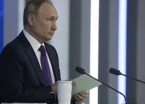 Владимир Путин поручил повысить зарплаты россиянам уже в начале следующего года