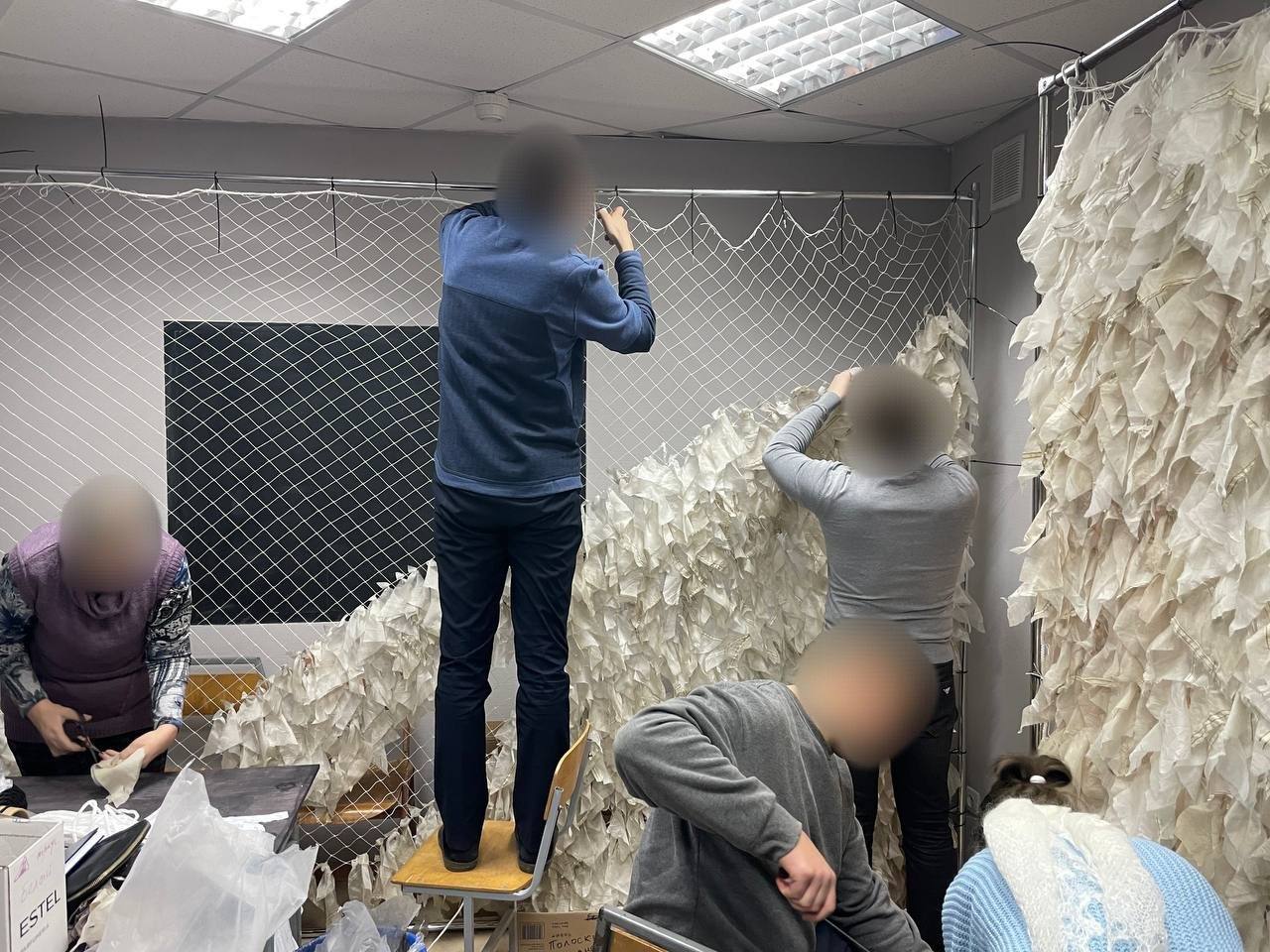 На базе НВП "Рокот" плетут маскировочные сети для бойцов СВО