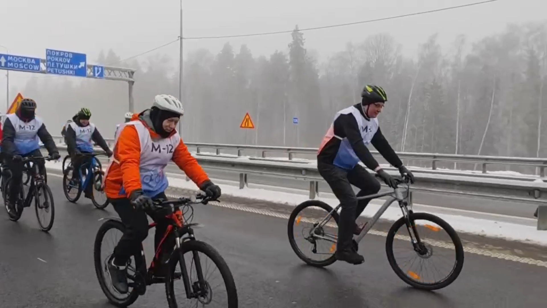 Губернатор Александр Авдеев прокатился по трассе М-12 на велосипеде