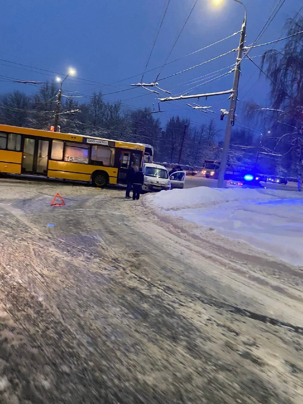 Во Владимире из-за ледяной корки на дороге столкнулись легковушка и автобус 