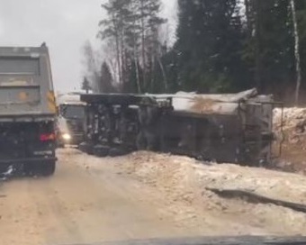 Во Владимирской области перевернулась фура