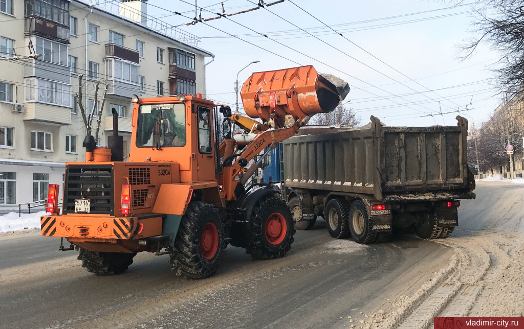 Владимирцев просят убрать машины с одной из улиц областного центра