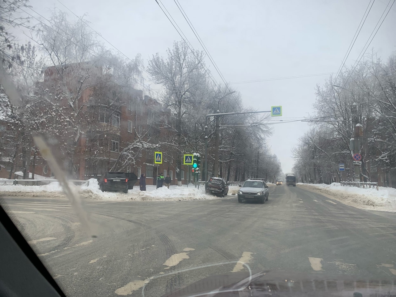 Во Владимире легковушка вылетела на тротуар