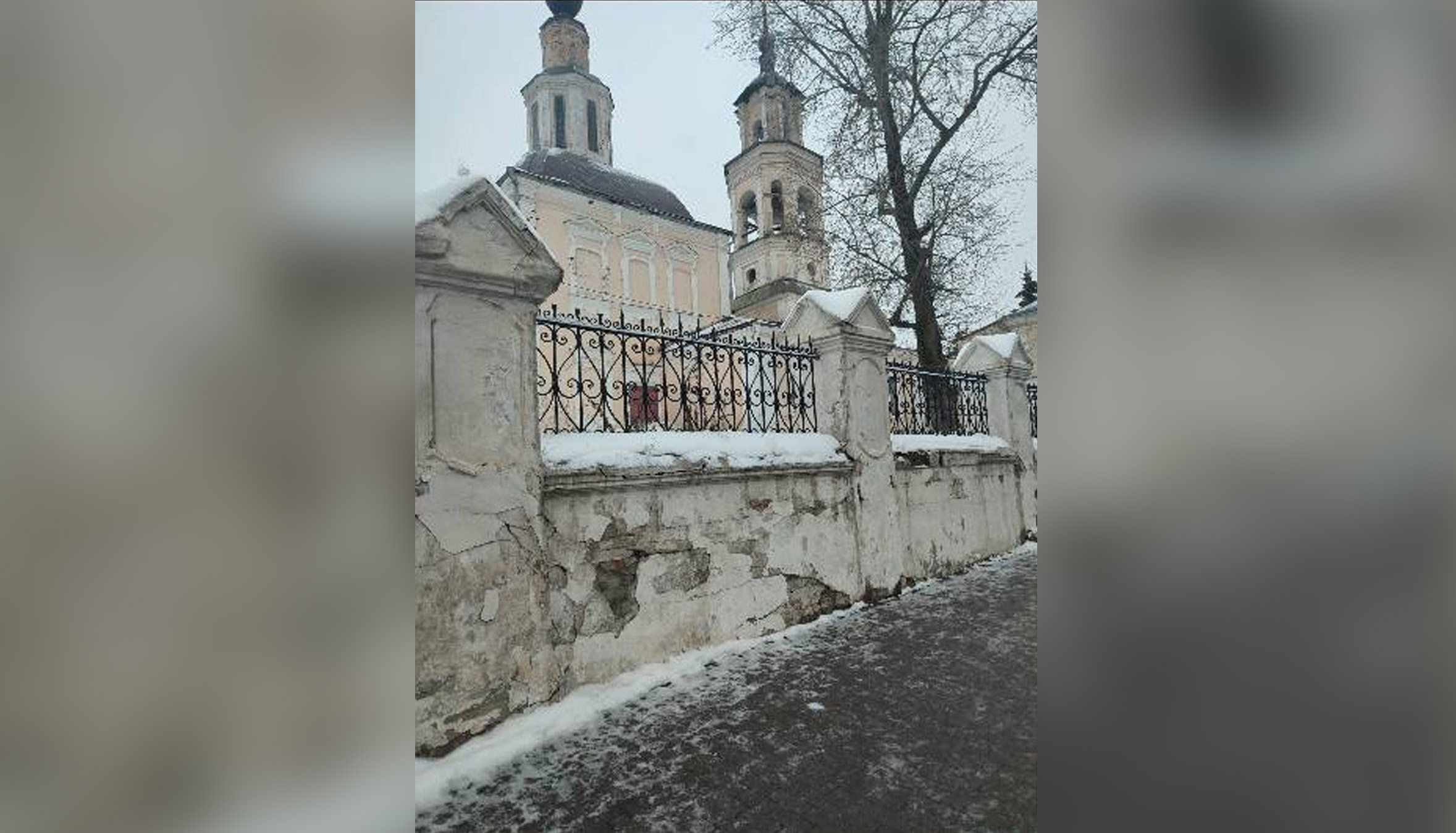 В центре Владимира разрушается стена древнего монастыря  