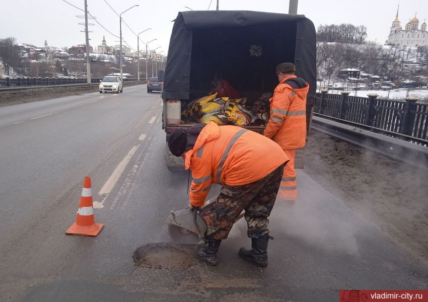 Владимирские власти объяснили зимний дорожный ремонт на мосту через Клязьму