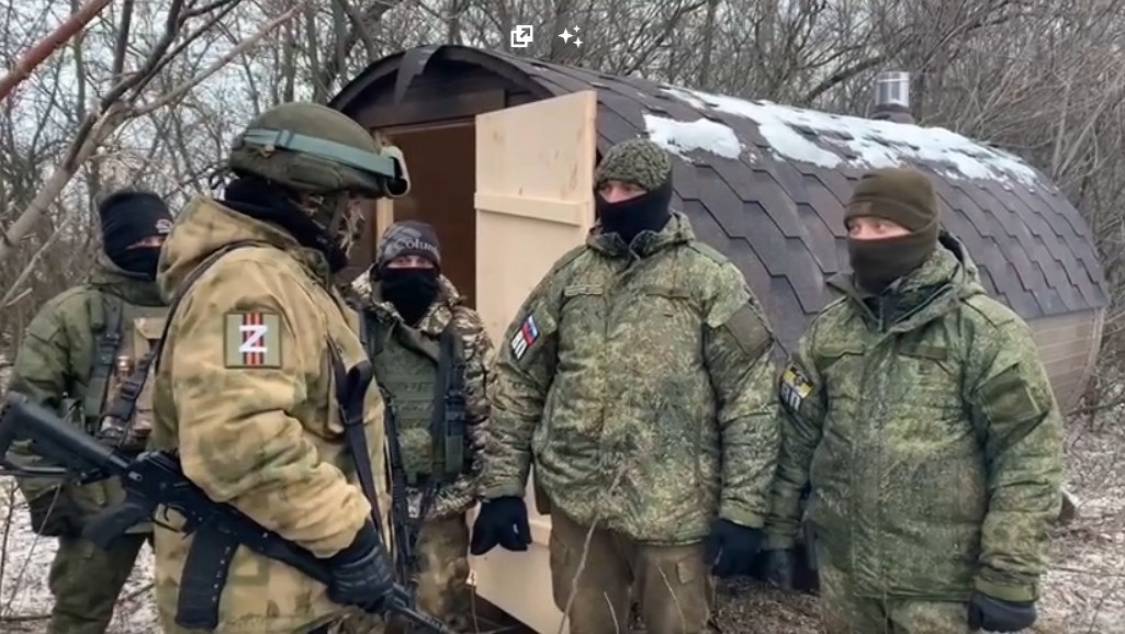 Мобилизованным солдатам из Владимирской области доставили баню-бочку