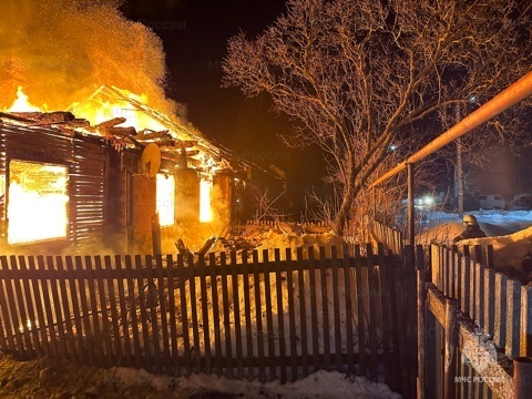 В Кольчугинском районе пожар охватил деревянный жилой дом