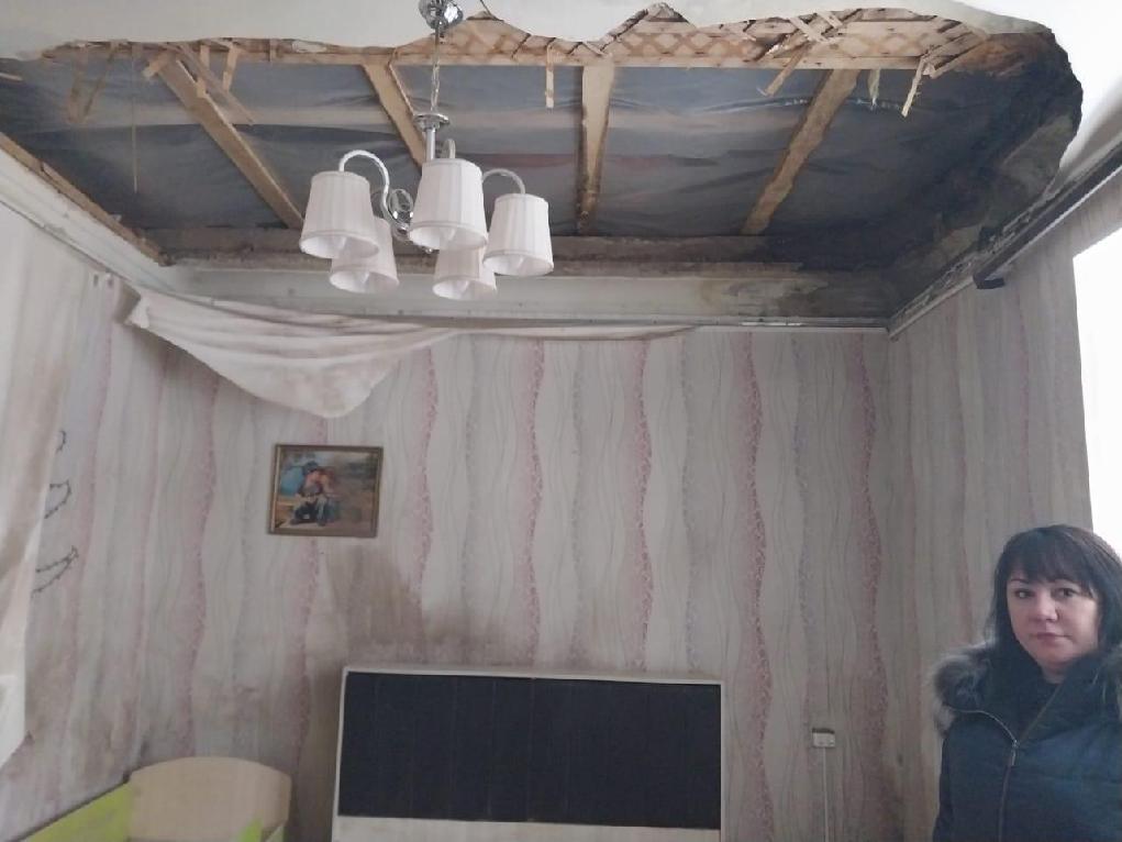 В Александровском районе в одной из квартир жилого дома рухнул потолок