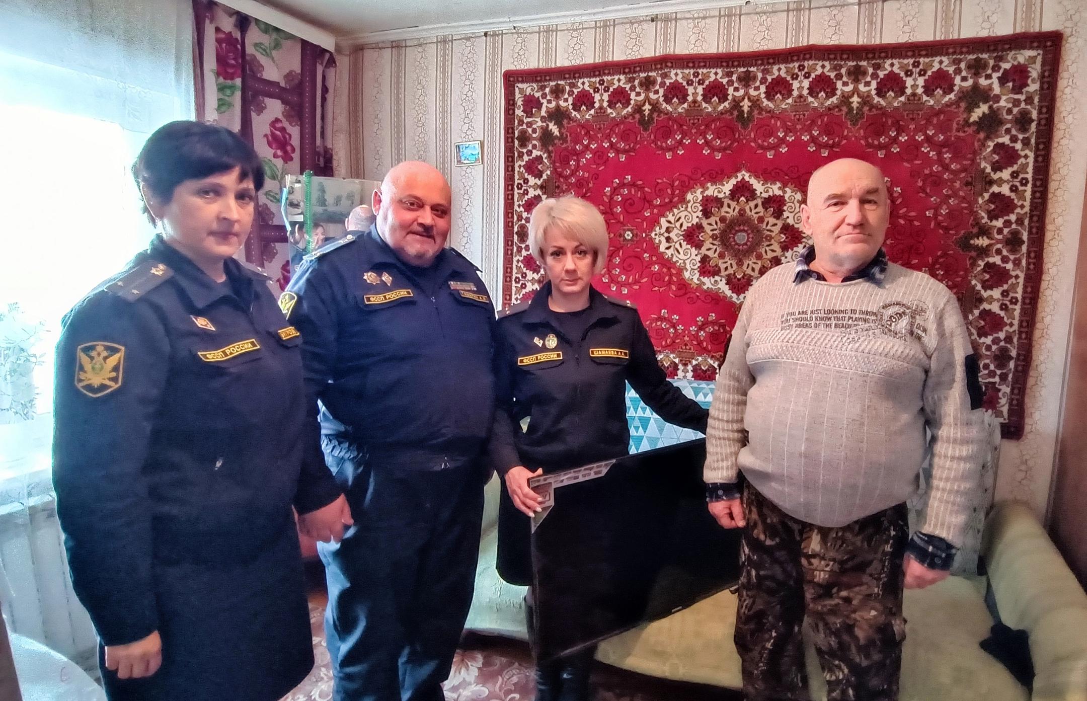Во Владимирской области судебные приставы исполнили новогоднюю мечту пенсионера