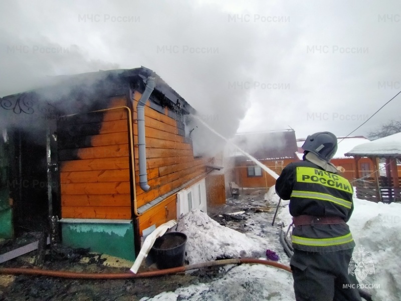 В Вязниковском районе пожар охватил жилой деревянный дом