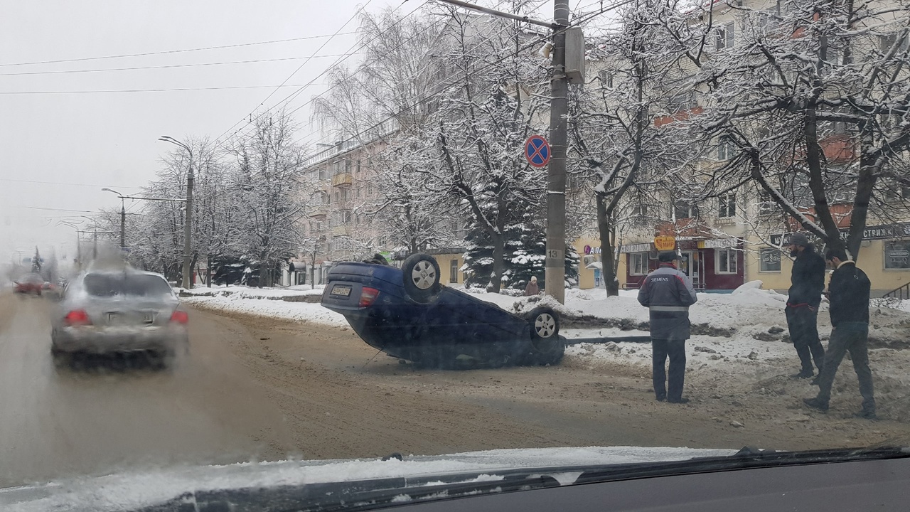 На проспекте Ленина во Владимире опрокинулась легковушка