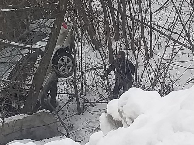 Курьезное ДТП во Владимире: упавший с холма автомобиль и его водителя спасли кусты