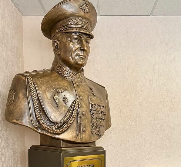 Во Владимире в здании РАНХиГС появился бюст героя России Романа Кутузова