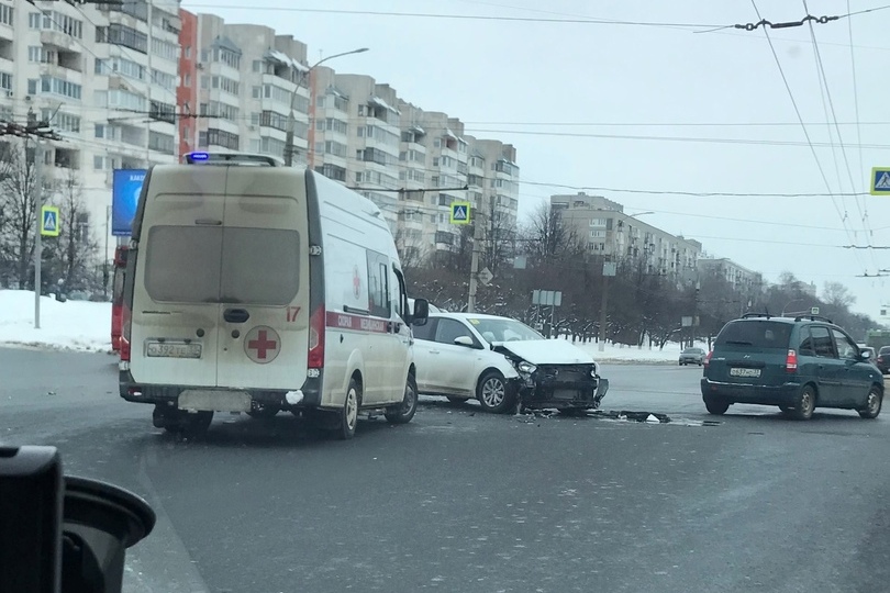 Во Владимире на Суздальском проспекте произошло серьезное ДТП с пострадавшими