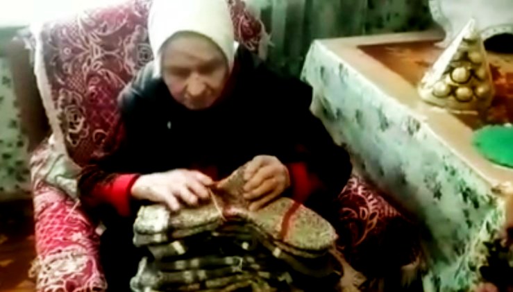 Как 80 лет назад: бабушка Таня в Камешковском районе вяжет носки для российских воинов