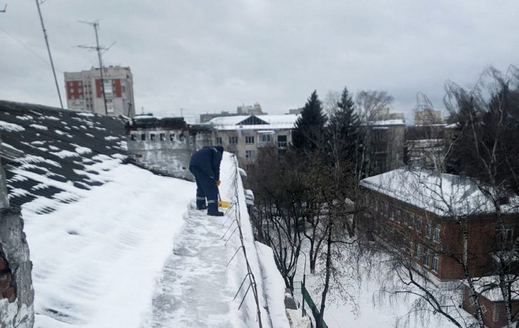 Администрация города Владимира принудила арендаторов почистить козырьки и крыши