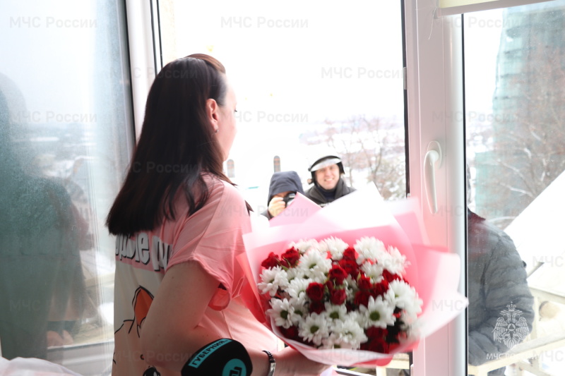 Владимирцы поздравили своих женщин, поднявшись с помощью автоподъемника к окнам роддома