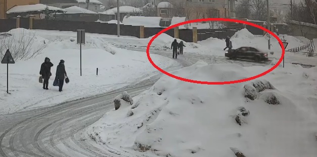 Во Владимире на видео попал момент наезда легковушки на маленькую школьницу с рюкзаком