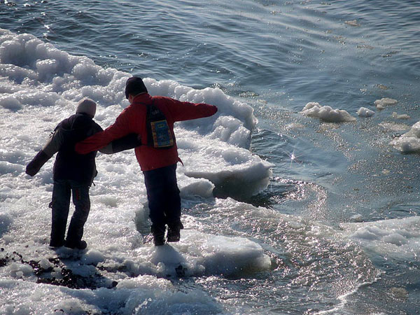 Ковровский спасатель предупредил местных жителей об образовании промоин на льду водоемов