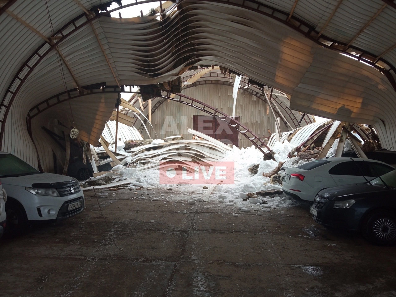В Александрове обрушилась крыша заваленного снегом автомобильного ангара