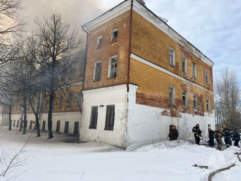 Во Владимире загорелась заброшенная казарма Октябрьского военного городка