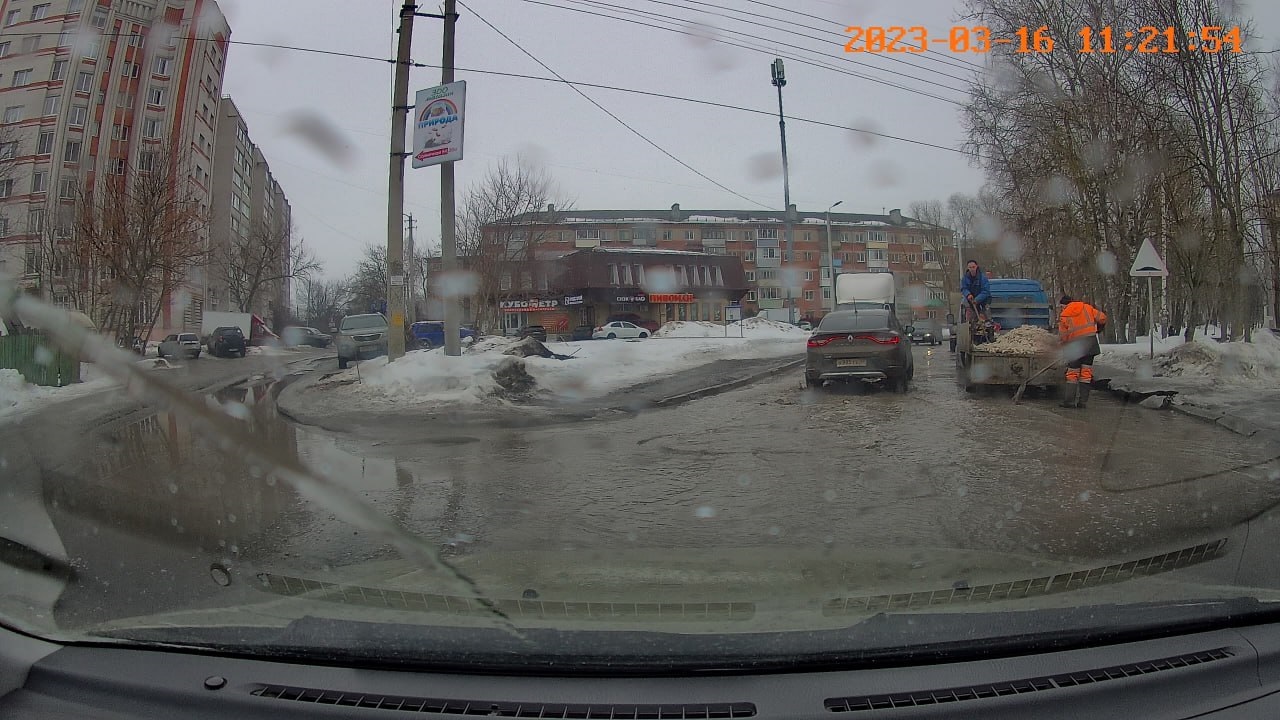 На разбитой улице Чапаева дорожники начали ремонтные работы