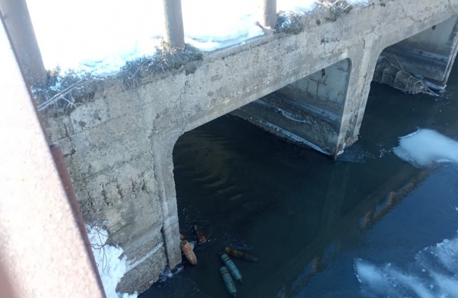 В Кольчугинском районе под мостом обнаружили 11 артиллерийских снарядов