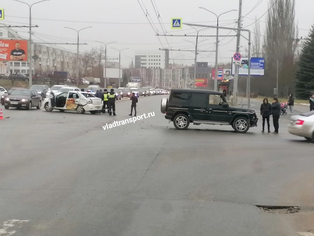 Во Владимире перед Белым домом произошло ДТП с пострадавшими