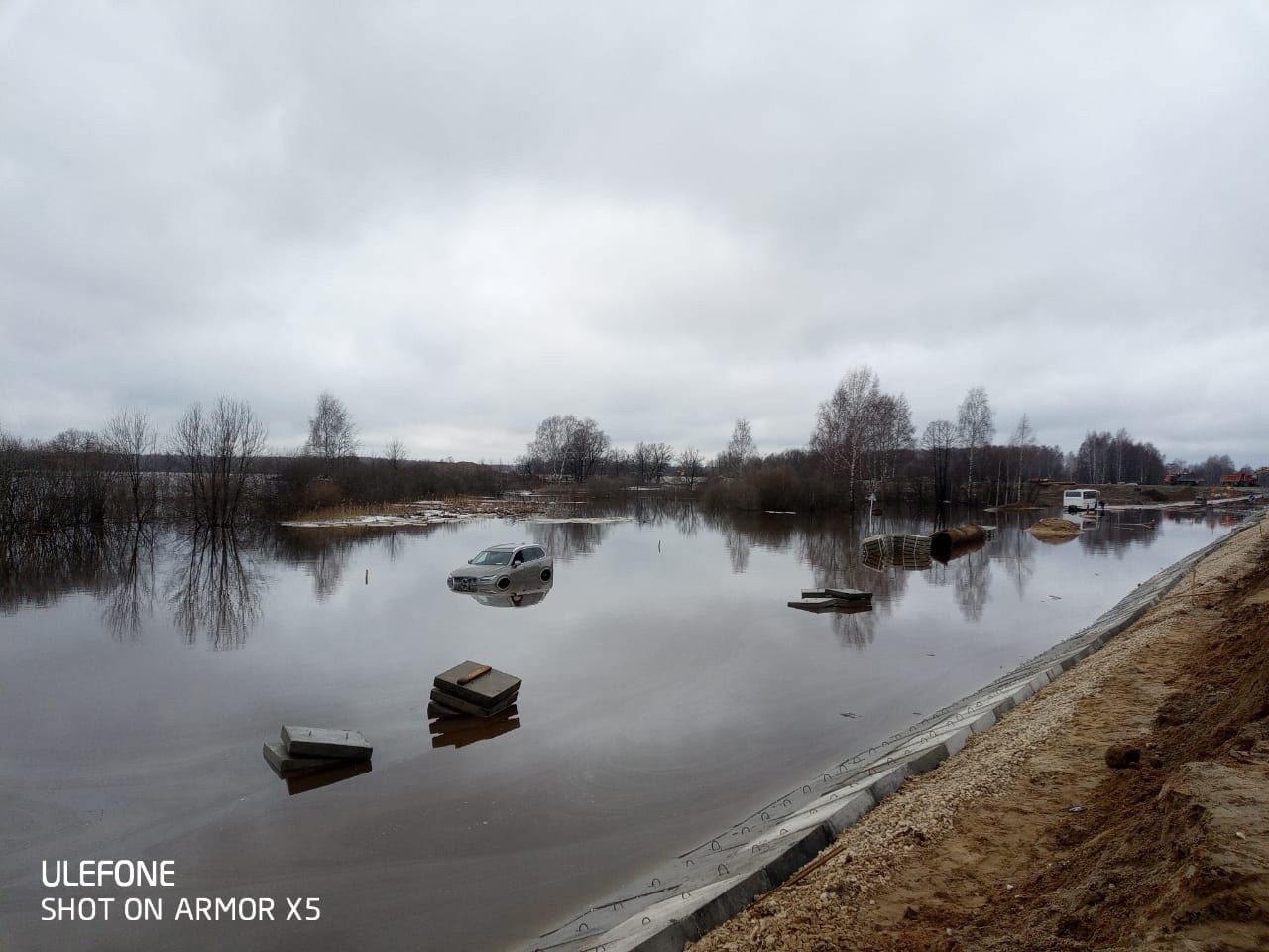 Во Владимирской области рядом с трассой М-12 утонул автомобиль