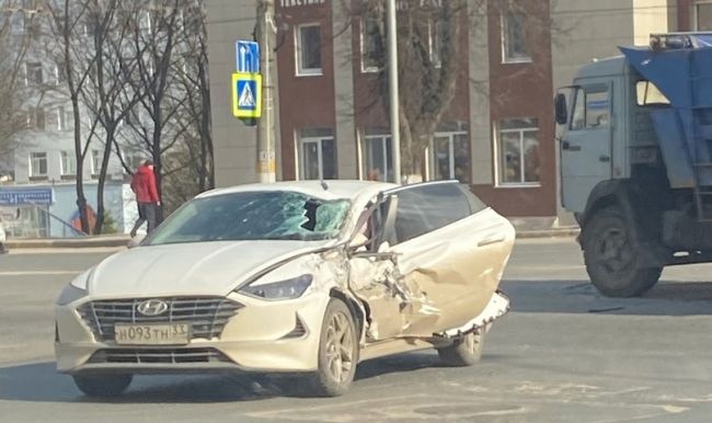 Во Владимире большегруз раздавил иномарку