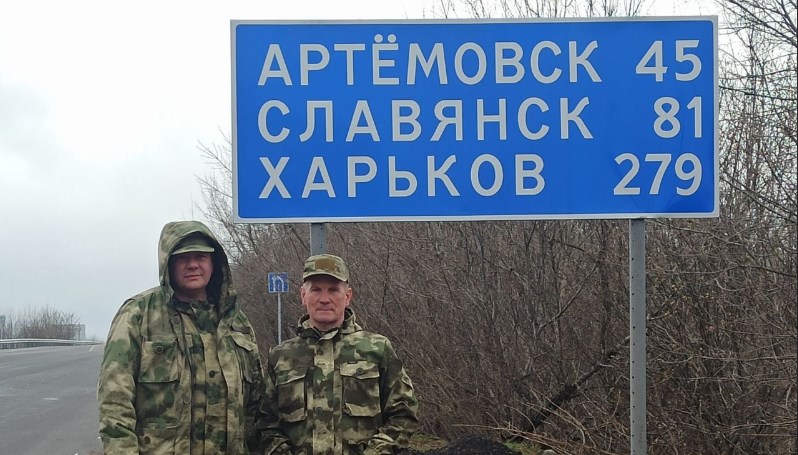 Волонтеры гуманитарного конвоя доставили детям Донбасса покровские пряники