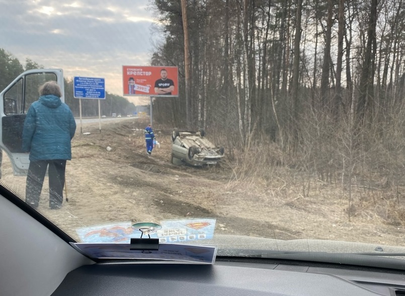 На злополучном перекрестке в Загородном легковушка улетела в кювет