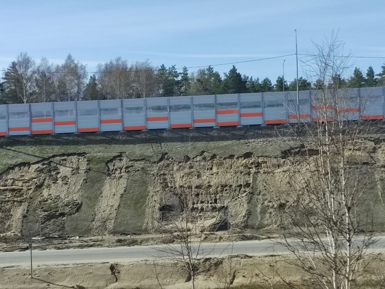 На платнике М-12 в мкр Мостострой "поплыли" склоны дороги