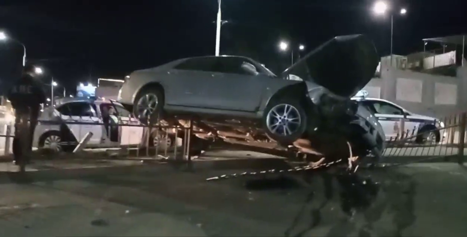 Во Владимире на Дзержинке пьяный водитель на "Саабе" запрыгнул на ограждение