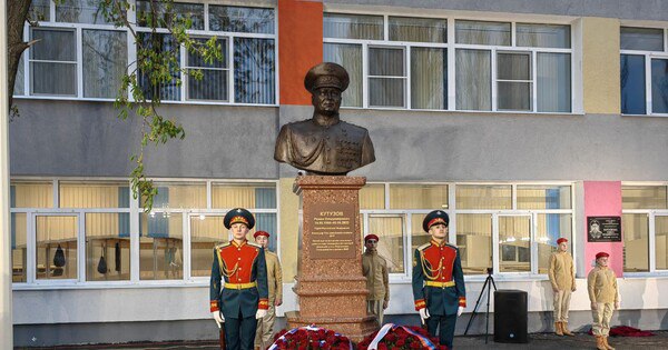 В Мариуполе установлен памятник Герою России из Владимира Роману Кутузову